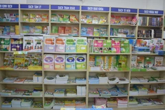 Nhiều cử tri băn khoăn về giá sách giáo khoa hiện nay. (Ảnh: Văn Dũng/TTXVN)