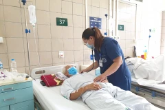 Bác sỹ Phan Thị Lan Hương khám cho bệnh nhân 59 tuổi ngộ độc thuốc diệt chuột thế hệ mới. (Ảnh: T.G/Vietnam+)