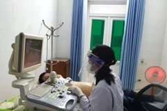 Bác sỹ khám bệnh cho một người dân tại Bệnh viện Đa khoa huyện Thường Xuân, Thanh Hóa. (Ảnh: T.G/Vietnam+)