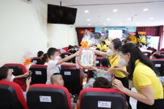 Tặng quà cho các bệnh nhi mắc bệnh hiếm. (Ảnh: PV/Vietnam+)