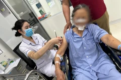 Bác sĩ tiêm phòng cho bệnh nhân. (Ảnh: BVCC)