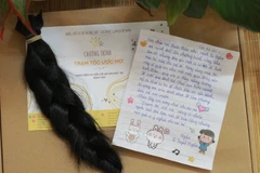 Bộ tóc và những lời mến thương từ nơi một người tặng tóc. (Ảnh: PV/Vietnam+)