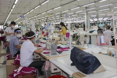 Công nhân làm việc tại Khu Công nghiệp Hòa Bình, thành phố Kon Tum. (Ảnh: Dư Toán/TTXVN)