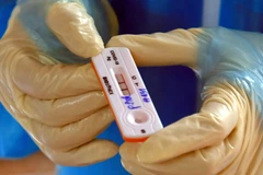 Một mẫu dương tính với SARS-CoV-2 được phát hiện tại huyện Thanh Trì. (Ảnh: Tuấn Anh/TTXVN)