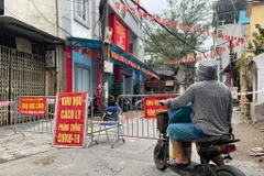 Khu vực Ủy ban Nhân dân phường Văn Chương được cách ly do có trường hợp nghi nhiễm COVID-19 (Ảnh: Hoàng Hiếu/Vietnam+)