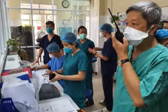 Thứ trưởng Bộ Y tế Nguyễn Trường Sơn chỉ đạo tại tâm dịch Đà Nẵng. (Ảnh: PV/Vietnam+)