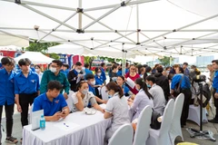 Bác sỹ khám sức khỏe miễn phí cho người dân để sàng lọc các bệnh lý. (Ảnh: PV/Vietnam+)