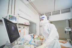 Y bác sỹ của Bệnh viện Nhi Trung ương chăm sóc, điều trị cho bệnh nhân tại Trung tâm hồi sức COVID-19 ở Vĩnh Long. (Ảnh: PV/Vietnam+)