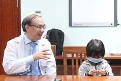 Tiến sỹ Vũ Chí Dũng nói về công tác điều trị cho bé V. (Ảnh: PV/Vietnam+)
