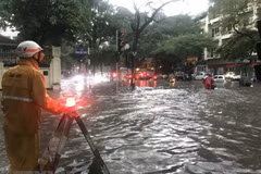 Tại khu vực ngã tư Phan Bội Châu-Lý Thường Kiệt, mưa lớn gây ngập úng cục bộ. (Ảnh: Minh Quyết/TTXVN)