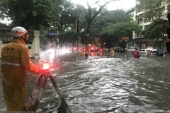 Tại khu vực ngã tư Phan Bội Châu-Lý Thường Kiệt, mưa lớn gây ngập úng cục bộ. (Ảnh: Minh Quyết/TTXVN)