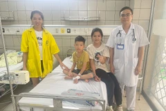 Người em trai đã được chị gái 11 tuổi cứu sống khi bị đuối nước bằng những kỹ năng đuọc học tập tại trường tiểu học. (Ảnh: PV/Vietnam+)