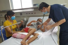 Bệnh nhân nhi 10 tuổi mắc bệnh viêm não Nhật Bản đang điều trị tại Bệnh viện Nhi Trung ương. (Ảnh: PV/Vietnam+)