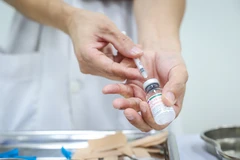 Tiêm vaccine phòng COVID-19 cho người dân. (Ảnh: PV/Vietnam+)