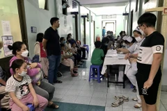 Phụ huynh đưa trẻ đến thăm khám trong chương trình của các năm trước. (Ảnh: PV/Vietnam+)