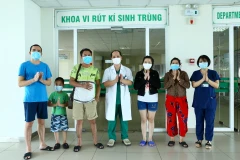Các bệnh nhân COVID-19 được công bố khỏi bệnh, sáng 29/6/2020. (Ảnh: Minh Quyết/TTXVN)