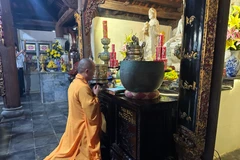 Đại đức Thích Nhuận Đạt trụ trì Chùa Trường Sa lớn làm lễ vào đúng ngày Lễ phật đản 15/4 âm lịch. (Ảnh: PV/Vietnam+)