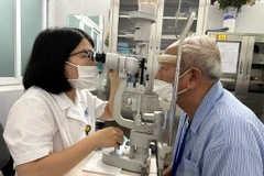 Bác sĩ Bệnh viện mắt Trung ương khám mắt cho bệnh nhân. (Ảnh: PV/Vietnam+)