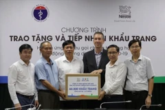 Các đại biểu tại buổi trao tặng. (Ảnh: PV/Vietnam+)