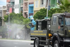 Xe chuyên dụng thực hiện phun hóa chất ở trên một số tuyến đường quận Sơn Trà. (Ảnh: Văn Dũng/TTXVN)