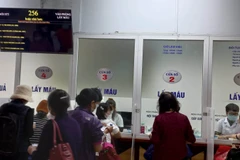 Bệnh nhân lấy máu xét nghiệm tại Bệnh viện Ung bướu Hà Nội. (Ảnh: PV/Vietnam+)