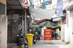 Chốt kiểm dịch vòng 1 tại phố Hoa Vôi, thị trấn Quốc Oai. (Ảnh: Minh Quyết/TTXVN)