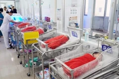 Chăm sóc trẻ sơ sinh. (Ảnh: TTXVN)