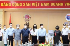 Tập đoàn TH và Ngân hàng Thương mại cổ phần Bắc Á trao tặng 34 máy thở chức năng cao. (Ảnh: PV/Vietnam+)