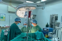 Các bác sĩ thực hiện ca phẫu thuật cho bệnh nhân. (Ảnh: PV/Vietnam+)