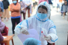 Lấy mẫu xét nghiệm COVID-19. (Ảnh: TTXVN/Vietnam+)