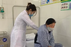 Bác sỹ điều trị cho người bệnh phổi kẽ tại Bệnh viện Phổi Trung ương. (Ảnh: PV/Vietnam+)