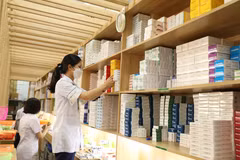 Đã có gần 12.000 loại thuốc, nguyên liệu làm thuốc, vaccine và sinh phẩm y tế được gia hạn theo Nghị quyết số 80 của Quốc hội. (Ảnh: Minh Quyết/TTXVN)