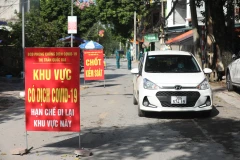 Chốt kiểm soát tại Thị trấn Quốc Oai, nơi có ổ dịch phức tạp. (Ảnh: Minh Quyết/TTXVN)