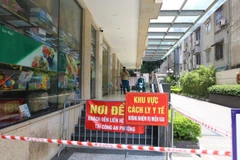 Hà Nội phong tỏa tạm thời khu A - Toà nhà HELIOS Tower số 75 Tam Trinh. (Ảnh: Hoàng Hiếu/TTXVN)