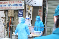 Y tế quận Hoàn Kiếm chuẩn bị lấy mẫu người dân trong ngõ 54 Quán Sứ. (Ảnh: Hoàng Hiếu/TTXVN)