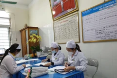 Nhân viên y tế làm công tác chuyên môn. (Ảnh: T.G/Vietnam+)