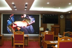 Các chuyên gia của Bệnh viện Trung ương Quân đội 108 hội chẩn chỉ đạo mổ trực tuyến với các bác sỹ Bệnh xá Đảo Song tử Tây. (Ảnh: PV/Vietnam+) 