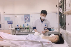 Bác sỹ kiểm tra sức khoẻ cho bệnh nhân. (Ảnh: PV/Vietnam+)