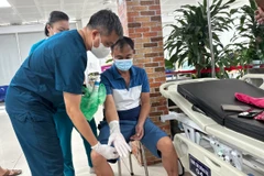 Tiến sỹ Nguyễn Trung Nguyên khám cho bệnh nhân khi vào cấp cứu. (Ảnh: T.G/Vietnam+)