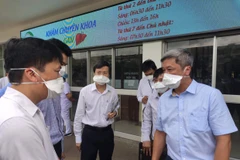 Thứ trưởng Nguyễn Trường Sơn (bên phải) và đoàn Bộ Y tế làm việc với lãnh đạo Bệnh viện Bệnh Nhiệt đới Thành phố Hồ Chí Minh. (Ảnh: PV/Vietnam+)