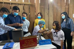 Thứ trưởng Đỗ Xuân Tuyên kiểm tra việc tiêm chủng tại xã Quang Hòa. (Ảnh: PV/Vietnam+)