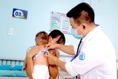 Trẻ mắc bệnh sởi được điều trị tại Bệnh viện. (Ảnh: Đinh Hằng/TTXVN) 