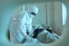 Chăm sóc cho bệnh nhân tại Bệnh viện Thanh Nhàn. (Ảnh: Minh Quyết/TTXVN)