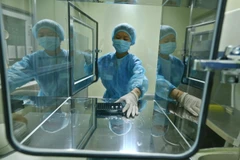 Nhân viên y tế làm xét nghiệm sàng lọc SARS-CoV-2. (Ảnh: Minh Quyết/TTXVN)