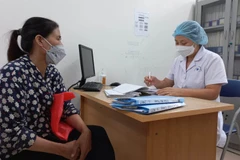 Chị N.P.H ở Mễ Trì đến lấy thuốc tại Trung tâm Y tế quận Nam Từ Liêm. (Ảnh: T.G/Vietnam+)