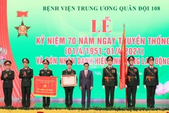 Phó Thủ tướng Vũ Đức Đam trao Danh hiệu Anh hùng Lao động thời kỳ đổi mới cho Bệnh viện Trung ương Quân đội 108. (Ảnh: TTXVN)