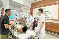 Bệnh nhân cấp cứu được chuyển tới Bệnh viện Hữu nghị Việt Đức. (Ảnh: PV/Vietnam+)