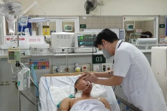 Bác sỹ thăm khám cho một bệnh nhân ngộ độc methanol. (Ảnh: PV/Vietnam+)