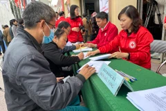 Người dân tại huyện Kim Sơn đăng ký hiến giác mạc. (Ảnh: T.G/Vietnam+)