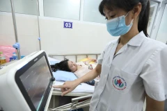 Chăm sóc, điều trị cho bệnh nhân mắc sốt xuất huyết. (Ảnh: PV/Vietnam+)